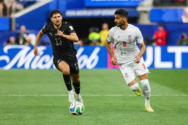 FIFA World Cup, WM, Weltmeisterschaft, Fussball 2026 - Group G - Iran vs New Zealand New Zealand defender Liberato Cacace and Iran forward Mohammad Mohebi in action during the FIFA World Cup 2026 group stage match Iran against New Zealand, in Los Angeles, California, USA, 15 June 2026. LOS ANGELES United States  Copyright: xCHRISxTORRESx