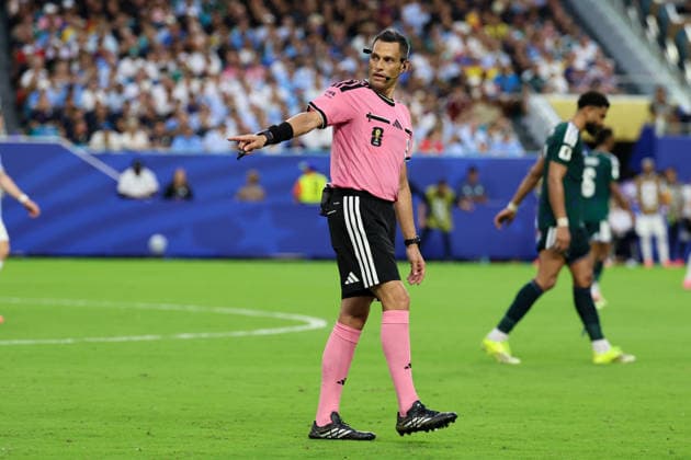 MIAMI GARDENS, FL - JUNE 15: Match referee Maurizio Mariani signals a free kick during a FIFA World Cup, WM, Weltmeisterschaft, Fussball 2026 Group H match between Saudi Arabia and Uruguay on June 15, 2026 at Miami Stadium, in Miami Gardens, Fla.(Photo by Chris Arjoon Icon Sportswire) SOCCER: JUN 15 FIFA World Cup 26 Group H - Saudi Arabia vs Uruguay EDITORIAL USE ONLY Icon26061500100040