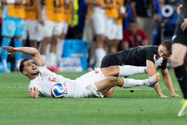 June 15, 2026, Los Angeles, California, USA: IR Iran Ali Alipour (11) collides with New Zealand Ryan Thomas (23) during the FIFA World Cup, WM, Weltmeisterschaft, Fussball Group G soccer match at SoFi Stadium in Inglewood, Calif., Monday, June 15, 2026. Los Angeles USA - ZUMAc68_ 20000101_zaf_c68_108 Copyright: xRingoxChiux