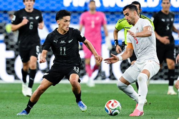 Elijah Just of New Zealand (L) and Ehsan Hajsafi of IR Iran (R) fight for possession during a FIFA Men’s World Cup 2026 Group Stage football match between Iran and New Zealand at Los Angeles Stadium, in Inglewood on June 15th 2026 (Photo by Nayra Halm SPP)  Copyright: xNayraxHalm SPPx Sportspressphoto_SPR167628