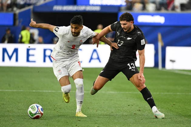June 15, 2026: Iran forward Mohammad Mohebi (8) and New Zealand defender Liberato Cacace (13) fight for the ball in their 2026 FIFA World Cup, WM, Weltmeisterschaft, Fussball match in Los Angeles, California. Cal Media FIFA World Cup 2026: New Zealand Vs Iran JUN 15  - ZUMAc04_ 20260615_zma_c04_050 Copyright: xBrentxClarkx