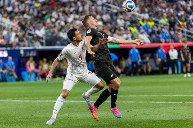 June 15, 2026, Los Angeles, California, USA: IR Iran Shoja Khalilzadeh (4) and New Zealand Chris Wood (9) vie for the ball during the FIFA World Cup, WM, Weltmeisterschaft, Fussball Group G soccer match at SoFi Stadium in Inglewood, Calif., Monday, June 15, 2026. Los Angeles USA - ZUMAc68_ 20260615_zaf_c68_034 Copyright: xRingoxChiux