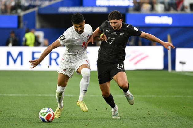 June 15, 2026: Iran forward Mohammad Mohebi (8) and New Zealand defender Liberato Cacace (13) fight for the ball in their 2026 FIFA World Cup, WM, Weltmeisterschaft, Fussball match in Los Angeles, California. Cal Media Los Angeles USA - ZUMAc04_ 20260615_zma_c04_047 Copyright: xBrentxClarkx