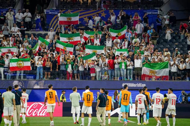 USA: Fußball FIFA World Cup, WM, Weltmeisterschaft, Fussball 2026 Gruppenphase Gruppe G Iran vs Neuseeland SoFi Stadium (Inglewood, Los Angeles County, Kalifornien): Iranische Fans feiern ihre Mannschaft nach dem Spiel und zeigen zahlreich die historische Löwen-und-Sonne-Flagge. Die vorrevolutionäre Flagge gilt als Symbol der iranischen Opposition und wird von vielen Exil-Iranern verwendet. Das Motiv steht für Fankultur, die iranische Diaspora, politische Identität und Solidarität im Umfeld der FIFA-Weltmeisterschaft 2026. *** USA Soccer 2026 FIFA World Cup Group Stage Group G Iran vs. New Zealand SoFi Stadium, Inglewood, Los Angeles County, California Iranian fans celebrate their team after the match, with many displaying the historic Lion and Sun flag The pre-revolutionary flag is considered a symbol of the Iranian opposition and is used by many Iranians in exile The motif represents fan culture, the Iranian diaspora, political identity, and solidarity in the context of the 2026 FIFA World Cup,detected_source_language Copyright: xJOERANxSTEINSIEKx