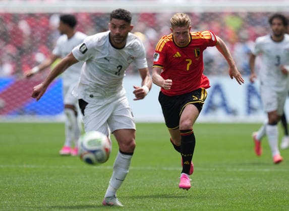 (260616) -- SEATTLE, June 16, 2026 -- Kevin De Bruyne (R, front) of Belgium competes during the group G match between Belgium and Egypt at the 2026 FIFA World Cup, WM, Weltmeisterschaft, Fussball at Seattle Stadium in Seattle, the United States, June 15, 2026. ) (SP)U.S.-SEATTLE-FOOTBALL-FIFA WORLD CUP-GROUP G-BEL VS EGY PengxZiyang 
