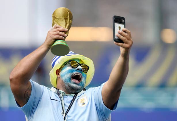 (260616) -- MIAMI, June 16, 2026 -- A fan of Uruguay is seen before the group H match between Saudi Arabia and Uruguay at the 2026 FIFA World Cup, WM, Weltmeisterschaft, Fussball at Miami Stadium, Miami, the United States, June 15, 2026. ) (SP)U.S.-MIAMI-FOOTBALL-FIFA WORLD CUP-GROUP H-KSA VS URU ZhangxChen 
