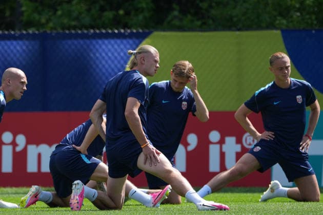 (260616) -- BOSTON, June 16, 2026 -- Erling Haaland (front) of Norway attends a training session ahead of the group I stage match against Iraq at the FIFA World Cup, WM, Weltmeisterschaft, Fussball 2026 in Boston, the United States, June 15, 2026. ) (SP)U.S.-BOSTON-FOOTBALL-FIFA WORLD CUP-TEAM NORWAY-TRAINING HuangxZongzhi 