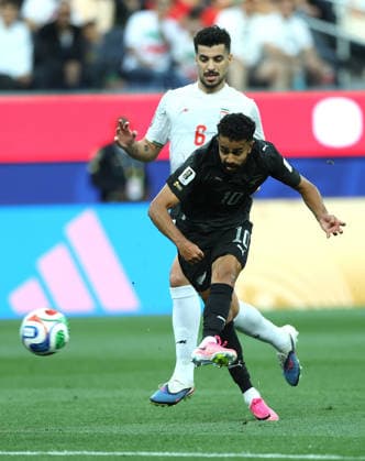 (260616) -- LOS ANGELES, June 16, 2026 -- Sarpreet Singh (front) of New Zealand vies with Saeid Ezatolahi of Iran during the group G match between Iran and New Zealand at the 2026 FIFA World Cup, WM, Weltmeisterschaft, Fussball at Los Angeles Stadium in Los Angeles, the United States, June 15, 2026. ) (SP)U.S.-LOS ANGELES-FOOTBALL-FIFA WORLD CUP-GROUP G-IRN VS NZL BaixXuefei 