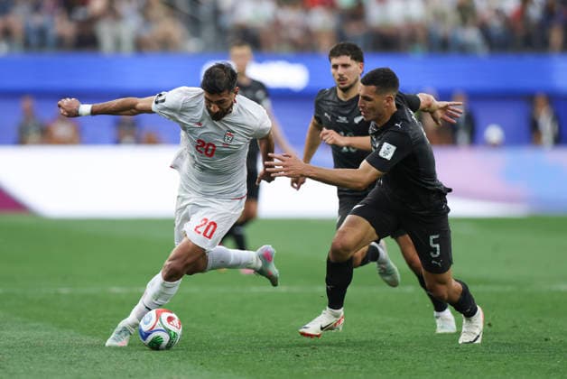(260616) -- LOS ANGELES, June 16, 2026 -- Shahriyar Moghanloo (L) of Iran and Michael Boxall of New Zealand compete during the group G match between Iran and New Zealand at the 2026 FIFA World Cup, WM, Weltmeisterschaft, Fussball at Los Angeles Stadium in Los Angeles, the United States, June 15, 2026. ) (SP)U.S.-LOS ANGELES-FOOTBALL-FIFA WORLD CUP-GROUP G-IRN VS NZL MaoxSiqian 