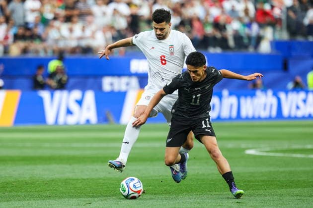 FIFA World Cup, WM, Weltmeisterschaft, Fussball 2026 - Group G - Iran vs New Zealand Iran forward Mohammad Mohebi (L) guards New Zealand forward Elijah Just in the first half during the FIFA World Cup 2026 group stage match Iran against New Zealand, in Los Angeles, USA, 15 June 2026. LOS ANGELES United States  Copyright: xCHRISxTORRESx