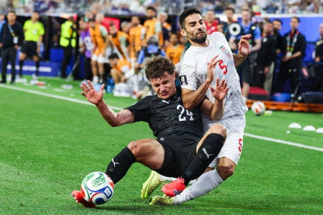 FIFA World Cup, WM, Weltmeisterschaft, Fussball 2026 - Group G - Iran vs New Zealand New Zealand defender Callan Elliot (L) and Iran defender Milad Mohammadi collide in the second half during the FIFA World Cup 2026 group stage match Iran against New Zealand, in Los Angeles, USA, 15 June 2026. LOS ANGELES United States  Copyright: xCHRISxTORRESx