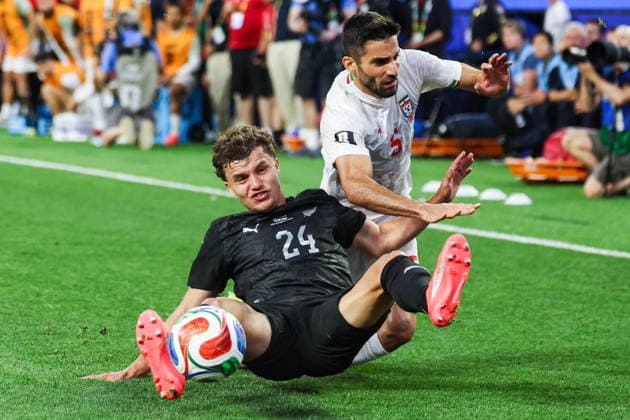 FIFA World Cup, WM, Weltmeisterschaft, Fussball 2026 - Group G - Iran vs New Zealand New Zealand defender Callan Elliot (L) and Iran defender Milad Mohammadi collide in the second half during the FIFA World Cup 2026 group stage match Iran against New Zealand, in Los Angeles, USA, 15 June 2026. LOS ANGELES United States  Copyright: xCHRISxTORRESx