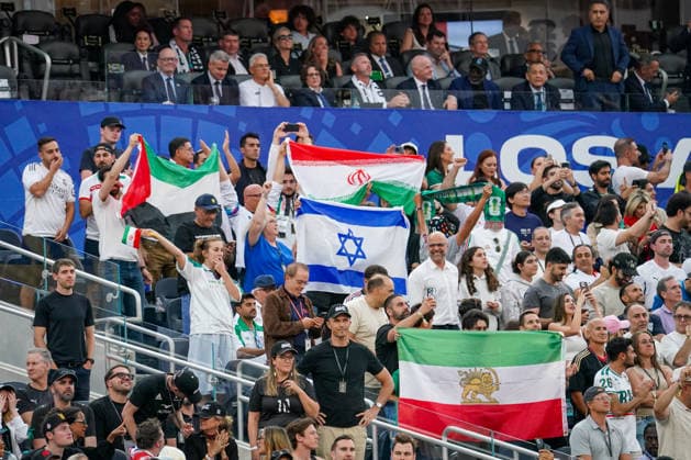 USA: Fußball FIFA World Cup, WM, Weltmeisterschaft, Fussball 2026 Gruppenphase Gruppe G Iran vs Neuseeland SoFi Stadium (Inglewood, Los Angeles County, Kalifornien): Iranische Fans verfolgen das WM-Spiel von den Tribünen aus und zeigen die Flagge der Islamischen Republik Iran, die historische Löwen-und-Sonne-Flagge, eine israelische Flagge sowie eine palästinensische Flagge. Die Szene spielt sich vor dem VIP-Bereich mit FIFA-Präsident Gianni Infantino im Hintergrund ab *** USA Soccer 2026 FIFA World Cup Group Stage Group G Iran vs. New Zealand SoFi Stadium, Inglewood, Los Angeles County, California Iranian fans watch the World Cup match from the stands, displaying the flag of the Islamic Republic of Iran, the historic Lion and Sun flag, an Israeli flag, and a Palestinian flag. The scene takes place in front of the VIP area with FIFA President Gianni Infantino in the background,detected_source_language Copyright: xJOERANxSTEINSIEKx
