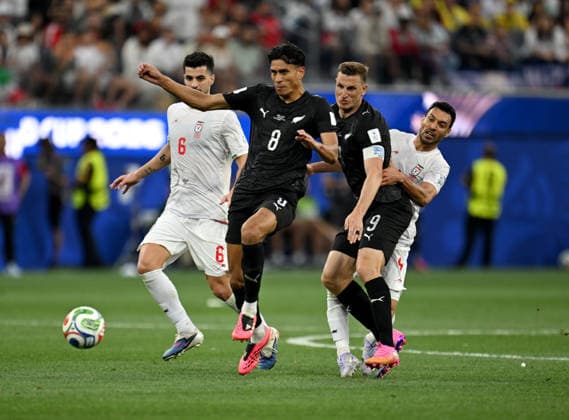 Iran v New Zealand - FIFA World Cup, WM, Weltmeisterschaft, Fussball 2026 - Group G LOS ANGELES, UNITED STATES - JUNE 15: Saeid Ezatolahi (6) and Mehdi Taremi (9) of Iran in action against Marko Stamenic (8) and Chris Wood (9) of New Zealand during the 2026 FIFA World Cup First Stage Group G match between IR Iran and New Zealand at the Los Angeles Stadium (SoFi Stadium) in Inglewood, California, United States on June 15, 2026. Tayfun Coskun Anadolu California United States. Editorial use only. Please get in touch for any other usage.  Copyright: x2026xAnadoluxTayfunxCoskunx