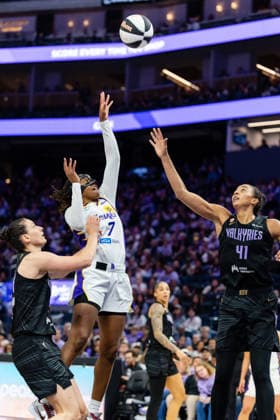 SAN FRANCISCO, CA - JUNE 15: Ariel Atkins 7 of the Los Angeles Sparks shoots against Kiah Stokes 41 of the Golden State Valkyries during a WNBA, Basketball Damen, USA Commissioner™s Cup game on June 15, 2026 at Chase Center in San Francisco, CA. (Photo by Matthew Huang Icon Sportswire) WNBA: JUN 15 Los Angeles Sparks at Golden State Valkyries EDITORIAL USE ONLY Icon260615017