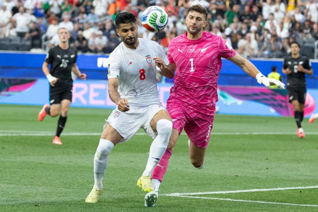 INGLEWOOD, CA - JUNE 15: Mohammad Mohebi 8 of IR Iran and Max Crocombe 1 of New Zealand battle for the ball during the FIFA World Cup, WM, Weltmeisterschaft, Fussball 2026 Group G match between IR Iran and New Zealand on June 15, 2026 at Los Angeles Stadium in Inglewood, CA. (Photo by Karl Anderson Icon Sportswire) SOCCER: JUN 15 FIFA World Cup 26 Group G - IR Iran vs New Zealand EDITORIAL USE ONLY Icon272260615002