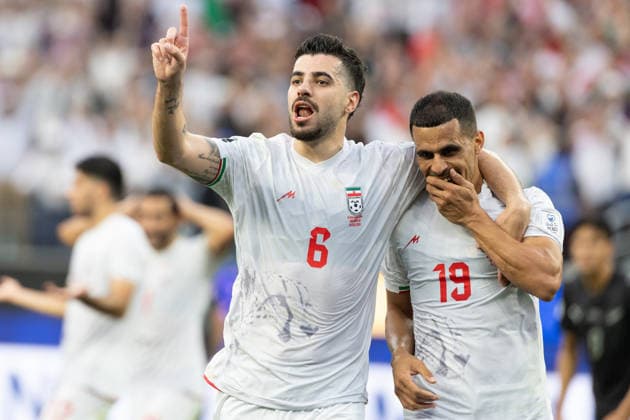 INGLEWOOD, CA - JUNE 15: Saeid Ezatolahi 6 of IR Iran consoles Ali Nemati 19 after his header was disallowed after being found offside during the FIFA World Cup, WM, Weltmeisterschaft, Fussball 2026 Group G match between IR Iran and New Zealand on June 15, 2026 at Los Angeles Stadium in Inglewood, CA. (Photo by Karl Anderson Icon Sportswire) SOCCER: JUN 15 FIFA World Cup 26 Group G - IR Iran vs New Zealand EDITORIAL USE ONLY Icon272260615013