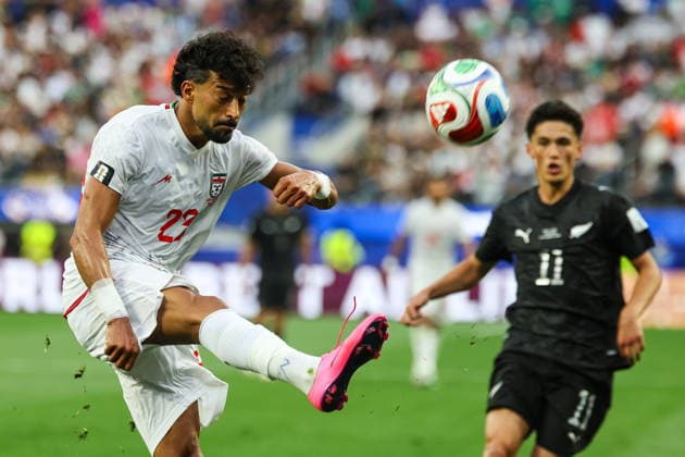 FIFA World Cup, WM, Weltmeisterschaft, Fussball 2026 - Group G - Iran vs New Zealand Iran defender Ramin Rezaeian (L) and New Zealand forward Elijah Just vie for the ball in the first half during the FIFA World Cup 2026 group stage match Iran against New Zealand, in Los Angeles, USA, 15 June 2026. LOS ANGELES United States  Copyright: xCHRISxTORRESx