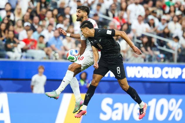 FIFA World Cup, WM, Weltmeisterschaft, Fussball 2026 - Group G - Iran vs New Zealand Iran forward Shahriyar Moghanlou (L) and New Zealand midfielder Marko StameniÄ‡ vie for the ball in the first half during the FIFA World Cup 2026 group stage match Iran against New Zealand, in Los Angeles, USA, 15 June 2026. LOS ANGELES United States  Copyright: xCHRISxTORRESx