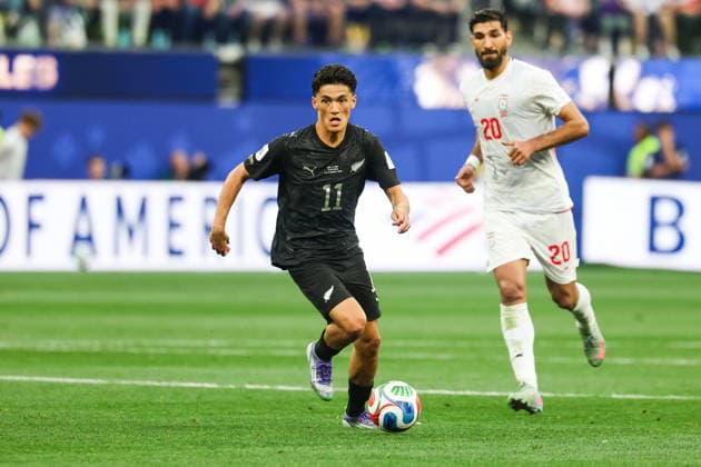 FIFA World Cup, WM, Weltmeisterschaft, Fussball 2026 - Group G - Iran vs New Zealand New Zealand s Elijah Just (L) and Iran s Shahriyar Moghanlou in action in the first half during the FIFA World Cup 2026 group stage match Iran against New Zealand, in Los Angeles, USA, 15 June 2026. LOS ANGELES United States  Copyright: xCHRISxTORRESx