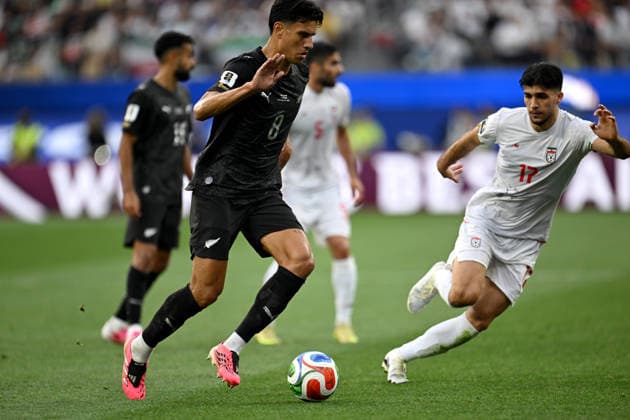 Iran v New Zealand - FIFA World Cup, WM, Weltmeisterschaft, Fussball 2026 - Group G LOS ANGELES, UNITED STATES - JUNE 15: Aria Yousefi (17) of Iran in action against Marko Stamenic (8) of New Zealand during the 2026 FIFA World Cup First Stage Group G match between IR Iran and New Zealand at the Los Angeles Stadium (SoFi Stadium) in Inglewood, California, United States on June 15, 2026. Tayfun Coskun Anadolu California United States. Editorial use only. Please get in touch for any other usage.  Copyright: x2026xAnadoluxTayfunxCoskunx