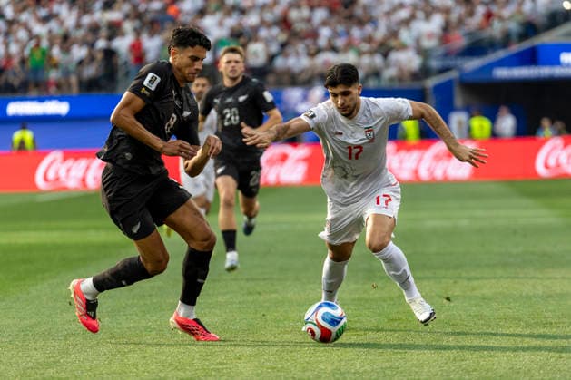June 15, 2026, Los Angeles, California, USA: IR Iran Arya Yousefi (17) and New Zealand Marko Stamenic (8) vie for the ball during the FIFA World Cup, WM, Weltmeisterschaft, Fussball Group G soccer match at SoFi Stadium in Inglewood, Calif., Monday, June 15, 2026. World Cup 2026: IR Iran 2:2 New Zealand  - ZUMAc68_ 20260615_zaf_c68_056 Copyright: xRingoxChiux