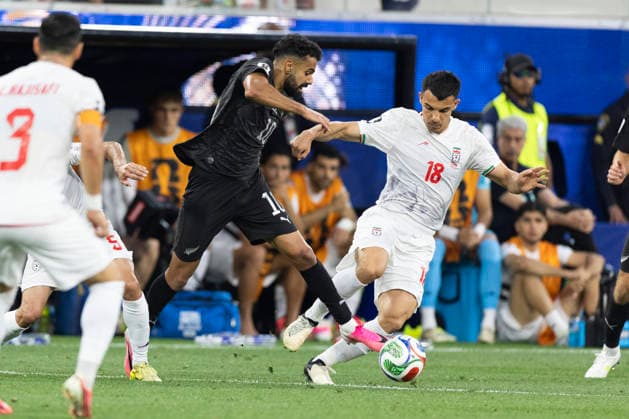 January 1, 2000, Los Angeles, California, USA: IR Iran Amirhossein Hosseinzadeh (18) and New Zealand Sarpreet Singh (10) vie for the ball during the FIFA World Cup, WM, Weltmeisterschaft, Fussball Group G soccer match at SoFi Stadium in Inglewood, Calif., Monday, June 15, 2026. Los Angeles USA - ZUMAc68_ 20000101_zaf_c68_177 Copyright: xRingoxChiux