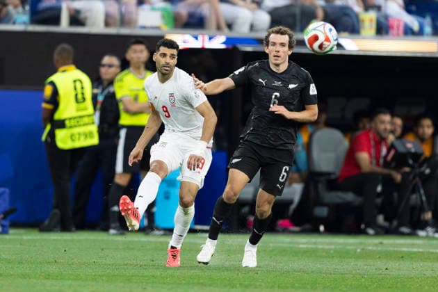January 1, 2000, Los Angeles, California, USA: IR Iran Mehdi Taremi (9) and New Zealand Joe Bell (6) vie for the ball during the FIFA World Cup, WM, Weltmeisterschaft, Fussball Group G soccer match at SoFi Stadium in Inglewood, Calif., Monday, June 15, 2026. Los Angeles USA - ZUMAc68_ 20000101_zaf_c68_190 Copyright: xRingoxChiux