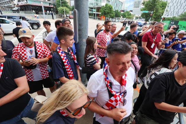 Croatia Dallas Arrival - FIFA World Cup, WM, Weltmeisterschaft, Fussball 2026 Croatia fans excited and cheering on their team as they arrive at Hotel W in Dallas, Texas, USA on June 15, 2026. ahead of the FIFA World Cup 2026 football match between England and Croatia.  SanjinxStrukic PIXSELL