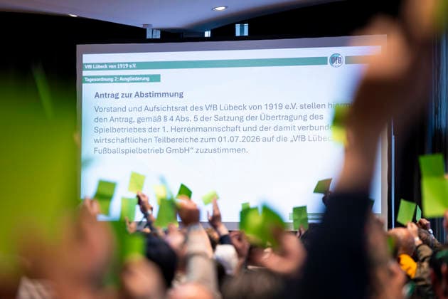 Members during a vote at VfB Lübecks Extraordinary General Meeting on the spin-off into a limited liability company (GmbH), Soccer, Regionalliga Nord, June 26, 2015, Lübeck, Schleswig-Holstein, Germany,detected_source_language Copyright: xAgentur54GradÂ°x xFelixxKoenigx