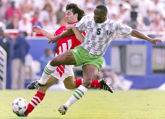 940621 Football, FIFA World Cup, WM, Weltmeisterschaft, Fussball 1994 (USA), Group D, Nigeria - Bulgaria 3-0: Nigerias Uche Okechukwu against Bulgarias Emil Kostadinov. Photo: BILDBYRAN M013_06 940621nigbul nigeria bulgarien bulgaria m013_06 nigeria v bulgaria scanx dia bbeng fotboll football soccer VM VM94 VM1994 VM 1994 fotbolls-vm fifa world cup 960621 world championships världsmästerskap cotton bowl dallas june 21 1994 *** 940621 Soccer, 1994 FIFA World Cup USA, Group D, Nigeria Bulgaria 3 0 Nigerias Uche Okechukwu against Bulgarias Emil Kostadinov Photo BILDBYRAN M013 06 940621nigbul nigeria bulgaria m013 06 nigeria v bulgaria scanx dia bbeng fotball football soccer World Cup WC94 WC1994 WC 1994 FIFA World Cup 960621 world championships cotton bowl dallas june 21 1994,detected_source_language  Copyright: BILDBYRAN BB940621BB045
