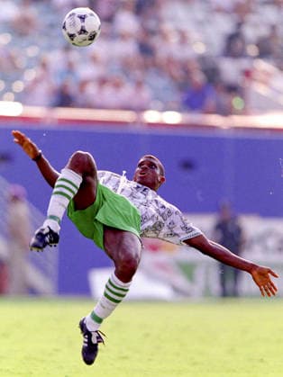 940621 Football, FIFA World Cup, WM, Weltmeisterschaft, Fussball 1994 (USA), Group D, Nigeria - Bulgaria 3-0: Nigerias Sunday Oliseh goes for a bicycle kick. Photo: BILDBYRAN M013_06 940621nigbul nigeria bulgarien bulgaria m013_06 nigeria v bulgaria scanx dia bbeng fotboll football soccer VM VM94 VM1994 VM 1994 fotbolls-vm fifa world cup 960621 world championships världsmästerskap cotton bowl dallas june 21 1994 *** 940621 Soccer, 1994 FIFA World Cup USA, Group D, Nigeria Bulgaria 3 0 Nigerias Sunday Oliseh attempts a bicycle kick Photo BILDBYRAN M013 06 940621nigbul nigeria bulgaria bulgaria m013 06 nigeria v bulgaria scanx dia bbeng soccer football World Cup World Cup94 World Cup 1994 World Cup 1994 FIFA World Cup 960621 World Championships World Championships Cotton Bowl Dallas June 21, 1994,detected_source_language  Copyright: BILDBYRAN BB940621BB050