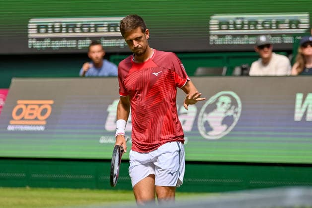 Vit Kopriva (CZE) apologizes to Alexander Zverev (GER) at the TERRA WORTMANN Open 2026, Tennis, ATP, Mens 500, Tournament, Main Draw, June 16, 2026, TERRA WORTMANN Open 2026, Tennis, ATP, Men’s 500, Tournament, Main Draw, June 16, 2026, Halle,detected_source_language Copyright: xEibner-Pressefoto RobertxGertzenx EP_RGN