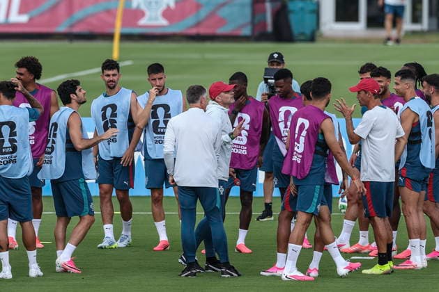 FIFA World Cup, WM, Weltmeisterschaft, Fussball 2026 - Portugal training session Portugal s national soccer head coach Roberto Martinez talks to his players during a training session in Palm Beach, Florida, USA, 16 June 2026. Portugal will face DR Congo on 17 June in a FIFA World Cup 2026 group K match. Palm Beach Florida United States  Copyright: xMIGUELxA.xLOPESx