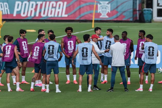 FIFA World Cup, WM, Weltmeisterschaft, Fussball 2026 - Portugal training session Portugal s national soccer head coach Roberto Martinez talks to his players during a training session in Palm Beach, Florida, USA, 16 June 2026. Portugal will face DR Congo on 17 June in a FIFA World Cup 2026 group K match. Palm Beach Florida United States  Copyright: xMIGUELxA.xLOPESx