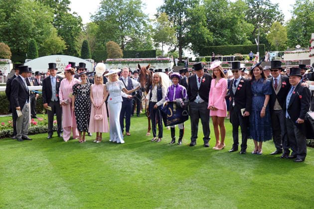 June 16, 2026, Ascot, Windsor, GBR Great Barrier Reef with Wayne Lordan and his team after winning the Coventry Stakes at Ascot Racecourse Horse, Jockey, Great Barrier Reef, Lordan, Victory, Owner 260616D529ROYAL ASCOT JPG,detected_source_language