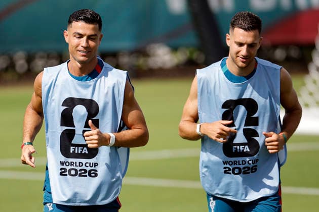Portugal s players Cristiano Ronaldo and Diogo Dalot (R) participate in a training session in Palm Springs, Florida, USA, 16 June 2026. Portugal national team, Nationalteam training !ACHTUNG: NUR REDAKTIONELLE NUTZUNG!  Copyright: xAlbertoxEstévezx GRAF9468 20260616-55020612983_1
