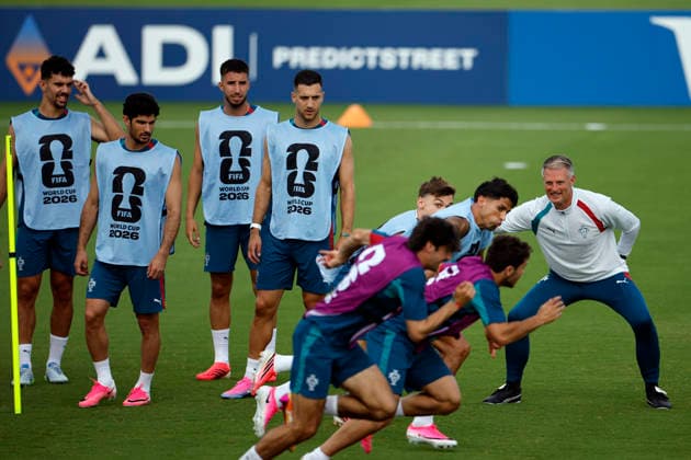 Portugal s coach Robert Martinez (R) participates in a training session in Palm Springs, Florida, USA, 16 June 2026. Portugal national team, Nationalteam training !ACHTUNG: NUR REDAKTIONELLE NUTZUNG!  Copyright: xAlbertoxEstévezx GRAF9476 20260616-55020613015_1