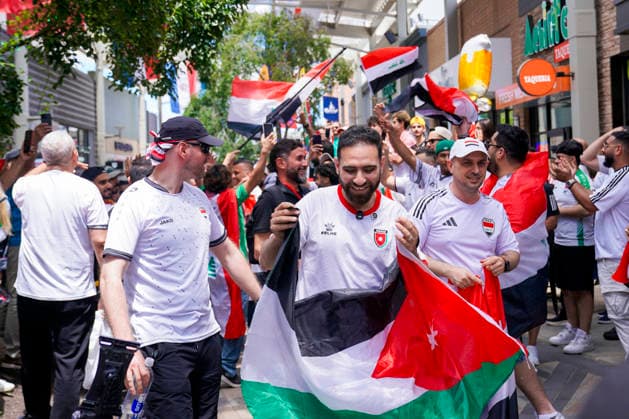 Fotball-VM 2026: Irak - Norge Foxborough, Massachusetts, USA 20260616. Irak sine supportere gjor seg klar for fotballkampen i VM 2026 mellom Irak og Norge pa Boston stadion. Foto: Fredrik Varfjell NTB Foxborough, Massachusetts USA EDITORIAL USE ONLY. RESTRICTED USE FOR BETTING COMPANIES Ref:_SPOiGMiy3puSvs.jpg *** 2026 World Cup  Copyright: xFredrikxVarfjellx xNTBx