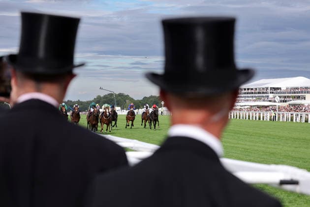 June 16, 2026, Ascot, Windsor, GBR Fashion, men wearing top hats at the racecourse Ascot Racecourse Horses, Jockeys, Men, Top Hats, Hats, Fashion, Stylish, Elegance, Elegant, Rear View 260616D587ROYAL ASCOT JPG,detected_source_language