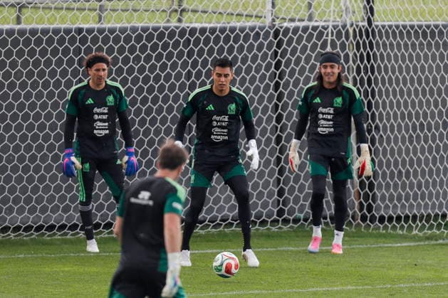 Training of the Mexican national team, Nationalteam Goalkeepers of the Mexican national team, Raul Tala Rangel (C), Guillermo Ochoa (L) and Carlos Acevedo (R), practise during a training session at the National High Performance Center in the Tlalpan district, south of Mexico City, Mexico, 16 June 2026. Tlalpan Mexico  Copyright: xISAACxESQUIVELx