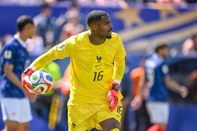 Goalkeeper Mike Maignan of France controls the ball during the 2026 FIFA World Cup Group I match between France and Senegal at New York New Jersey Stadium on June 16, 2026, in East Rutherford, United States. Photo by Harry Langer, DeFodi Images,detected_source_language
