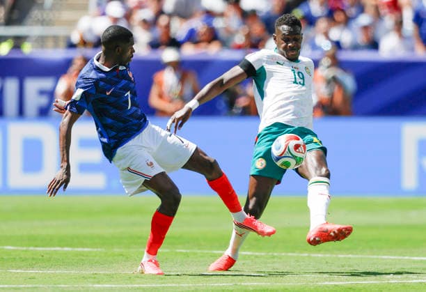 Ousmane Dembele of France (7) fights for the ball with Senegal s Moussa Niakhate in the first half of their FIFA World Cup, WM, Weltmeisterschaft, Fussball match at MetLife Stadium in East Rutherford, New Jersey, on Tuesday, June 16, 2026.  NYP20260616908 JOHNxANGELILLO