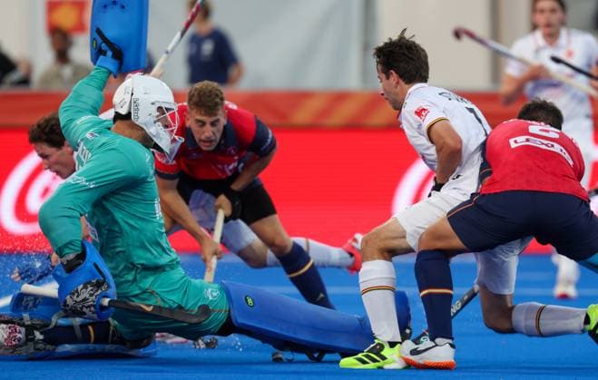Spain s goalkeeper Rafael Revilla and Belgium s Thibeau Stockbroekx fight for the ball during a hockey game between Belgian national team, Nationalteam Red Lions and Spain, Tuesday 16 June 2026 in Wavre, match 10 16 in the group stage of the men s FIH Pro League competition. VIRGINIExLEFOUR  x177876905x