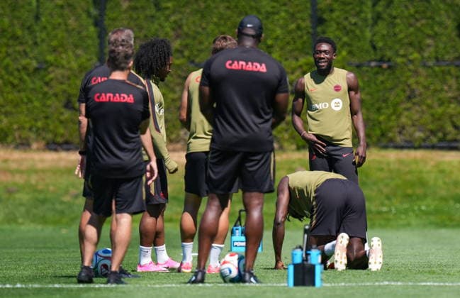 June 16, 2026, Vancouver, Bc, CANADA: Canada s Alphonso Davies, back right, smiles during a FIFA World Cup, WM, Weltmeisterschaft, Fussball soccer training session, in Vancouver, on Tuesday, June 16, 2026. Canada News - June 16, 2026  - ZUMAc35_ 20260616_zaf_c35_105 Copyright: xDarrylxDyckx
