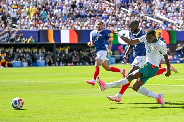 Dayot Upamecano (France) and Nicolas Jackson (Senegal) battle for the ball during the FIFA World Cup, WM, Weltmeisterschaft, Fussball 2026 Group I match between France and Senegal at New York New Jersey Stadium on June 16, 2026 in East Rutherford, United States. (Photo by Harry Langer DeFodi Images) - *** Dayot Upamecano of France and Nicolas Jackson of Senegal battle for the ball during the 2026 FIFA World Cup Group I match between France and Senegal at New York New Jersey Stadium on June 16, 2026, in East Rutherford, United States. Photo by Harry Langer, DeFodi Images,detected_source_language