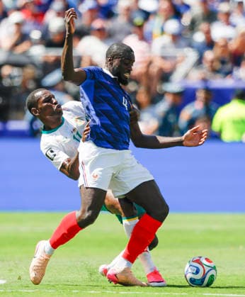 Senegal s Nicolas Jackson (L) fights for the ball with Dayot Upamecano of France in the first half of their FIFA World Cup, WM, Weltmeisterschaft, Fussball match at MetLife Stadium in East Rutherford, New Jersey, on Tuesday, June 16, 2026.  NYP20260616910 JOHNxANGELILLO