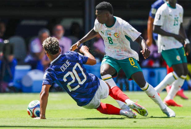 Senegal s Lamine Camara (8) fights for the ball with Desire Doue of France in the first half of their FIFA World Cup, WM, Weltmeisterschaft, Fussball match at MetLife Stadium in East Rutherford, New Jersey, on Tuesday, June 16, 2026.  NYP20260616925 JOHNxANGELILLO