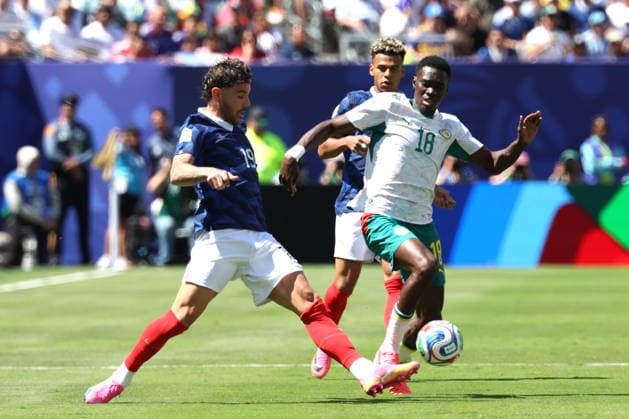 Theo Hernandez (L) of France vies for the ball with Ismaila Sarr of Senegal during the FIFA World Cup, WM, Weltmeisterschaft, Fussball 2026 group stage match France against Senegal in at MetLife stadium in de New Jersey, USA, 16 June 2026. FIFA World Cup 2026 - Group I - France vs Senegal !ACHTUNG: NUR REDAKTIONELLE NUTZUNG!  Copyright: xSebastiaoxMoreirax GR2275 20260616-55020615078009_1009