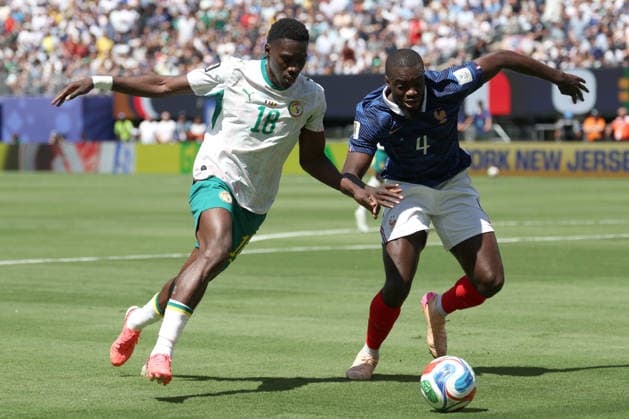 Dayot Upamecano (R) of France vies for the ball with Ismaila Sarr of Senegal during the FIFA World Cup, WM, Weltmeisterschaft, Fussball 2026 group stage match France against Senegal in at MetLife stadium in de New Jersey, USA, 16 June 2026. FIFA World Cup 2026 - Group I - France vs Senegal !ACHTUNG: NUR REDAKTIONELLE NUTZUNG!  Copyright: xSebastiaoxMoreirax GR2277 20260616-55020615094009_1009